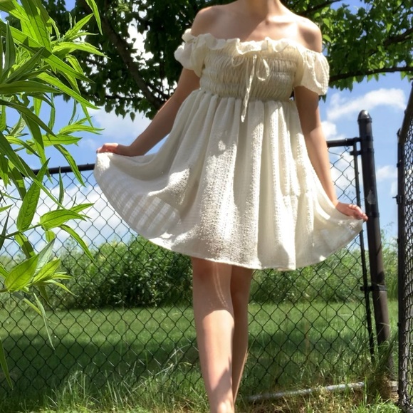 Puffy white dress 🤍 - Picture 1 of 4